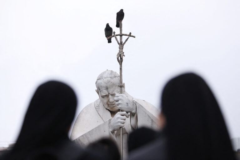 Cu Papa în spital, Vaticanul încalcă tabuuri vechi de un secol pentru a discuta despre sănătatea sa