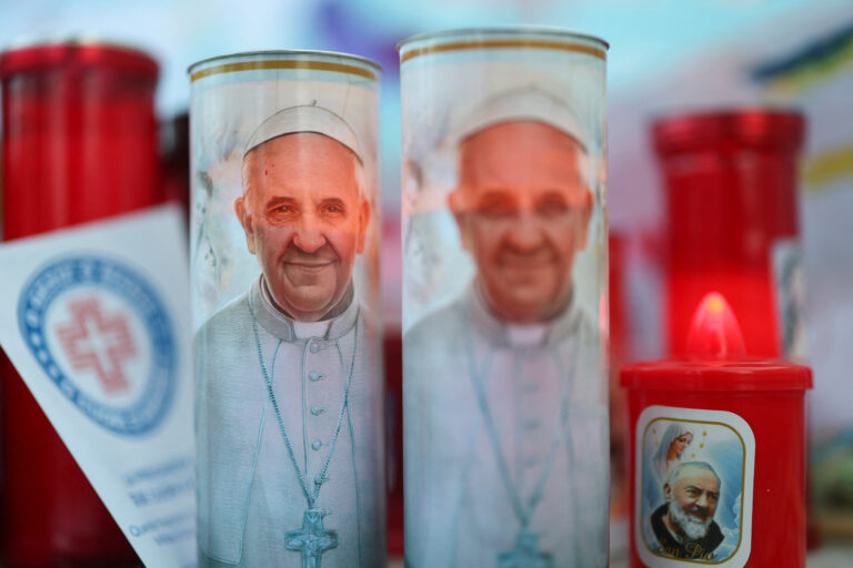 Papa Francisc, la două săptămâni de la internare, continuă recuperarea lentă.