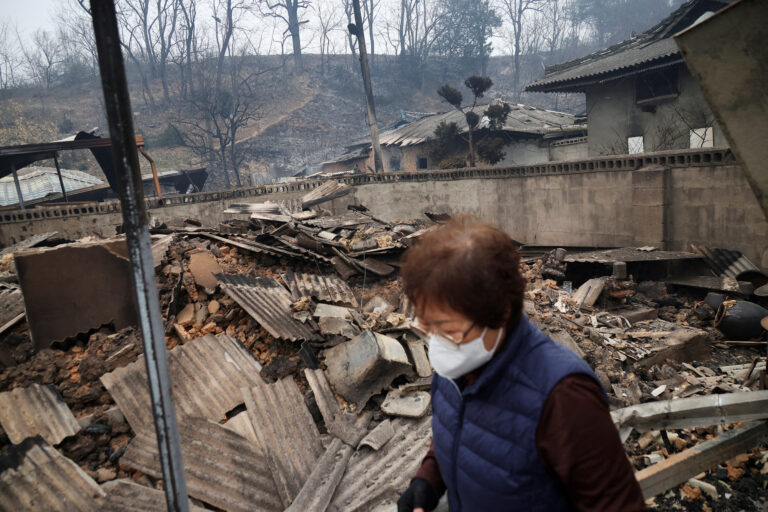 Coreea de Sud se confruntă cu cele mai grave incendii de vegetație din istorie: bilanțul morților ajunge la 26