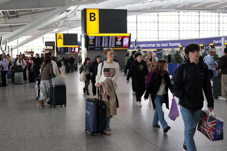 Aeroportul Heathrow se redeschide după incendiul de vineri, călătorii se confruntă cu zile de perturbări