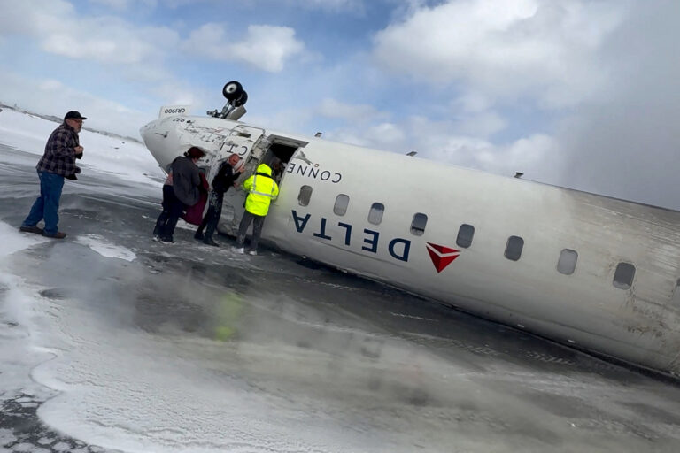 Avertizarea de coborâre rapidă s-a declanșat pe un avion Delta care s-a răsturnat în timpul aterizării la Toronto