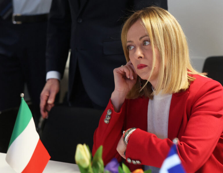 Analiză – Premierul Italiei, Meloni, împărțită între Trump și alianțele europene
