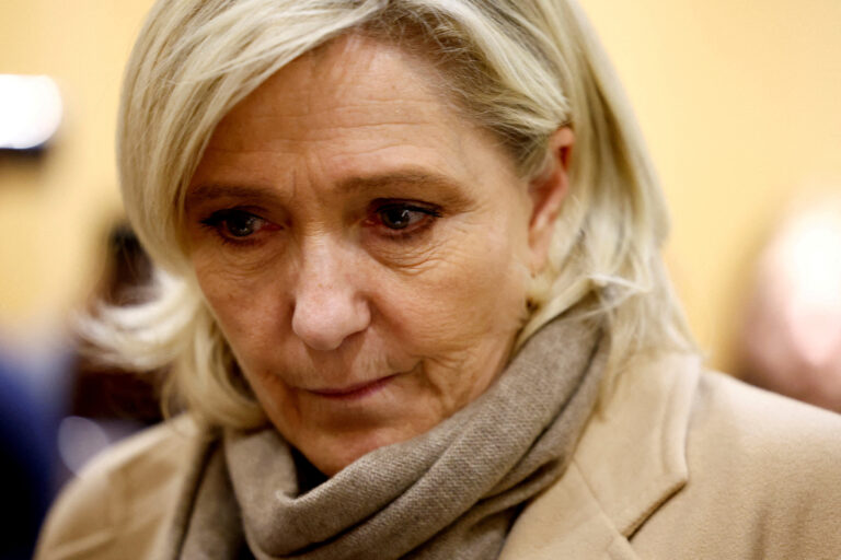 Marine Le Pen, liderul extremei drepte franceze, în fața unei zile decisive în procesul de corupție care i-ar putea distruge șansele la prezidențialele