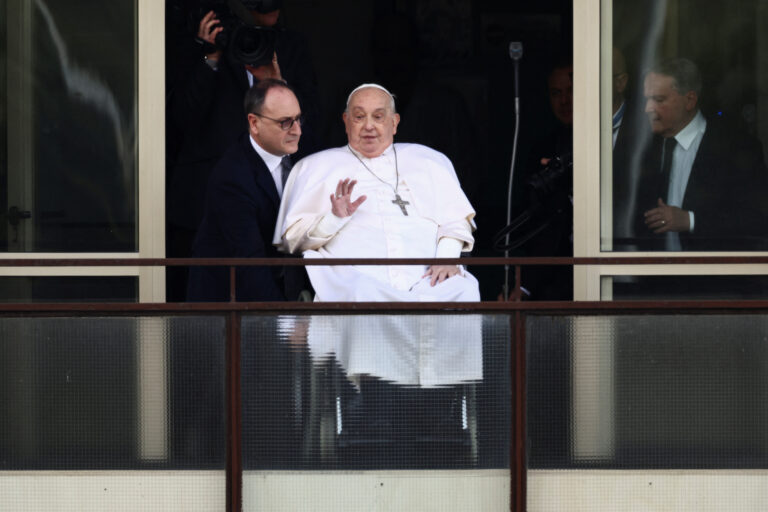 Papa Francisc se întoarce la Vatican după cinci săptămâni de spitalizare