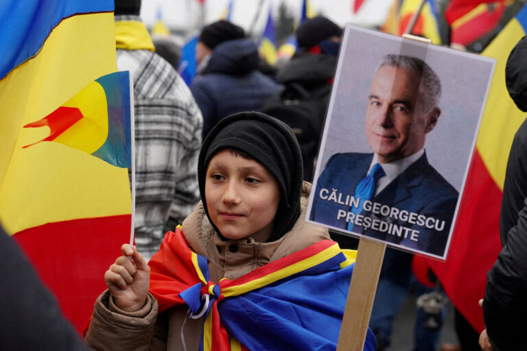 Mii de persoane protestează față de anularea alegerilor din România, înaintea repetării votului