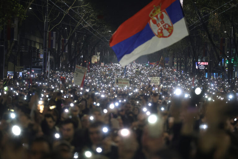 Vicepremierul Serbiei spune că spionii ruși ajută la reprimarea protestelor