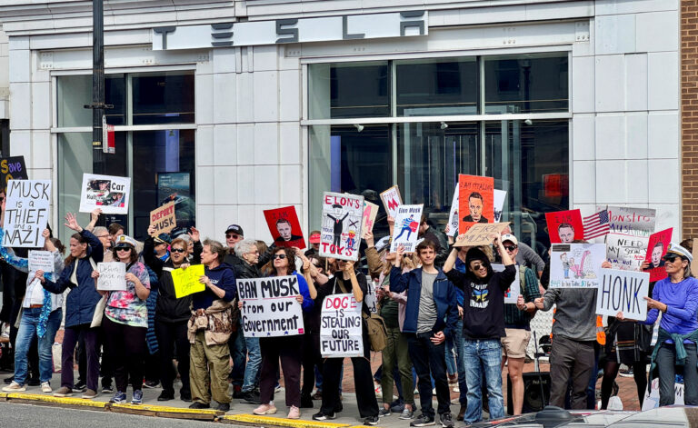 Protestatari anti-Musk se adună în fața unui showroom Tesla din Washington