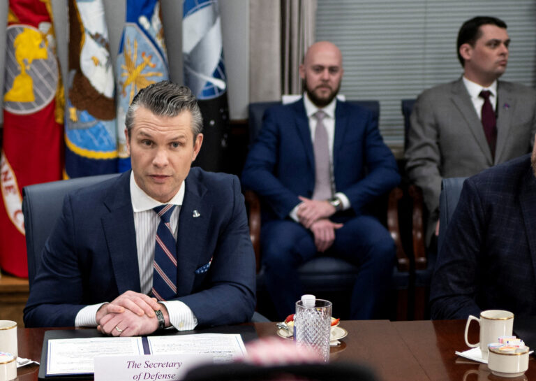 EXCLUSIV! – Consilierul lui Hegseth, Dan Caldwell, suspendat în ancheta Pentagonului privind scurgerile de informații