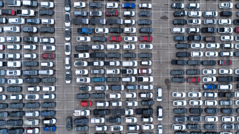 Trump reduce povara tarifelor auto, Lutnick anunță primul acord comercial internațional