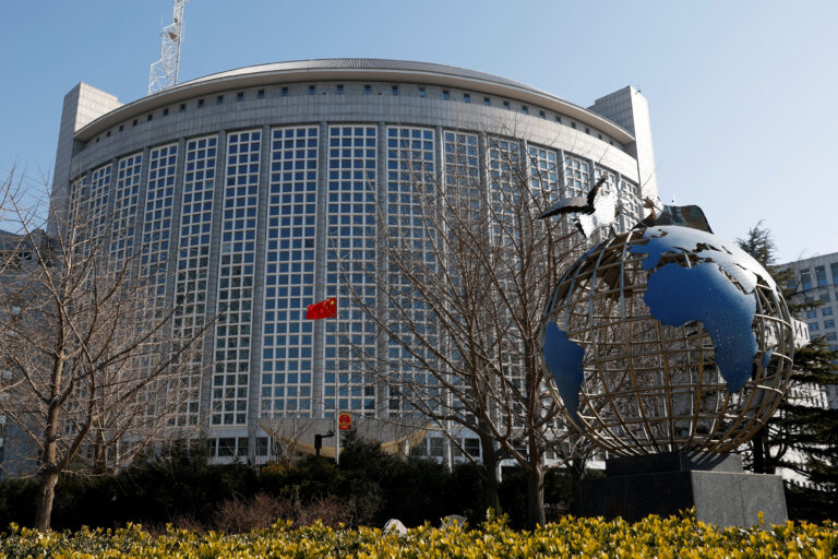 „Nu te îngenunchea”: China răspunde tariferor SUA cu o campanie de propagandă și meme-uri AI
