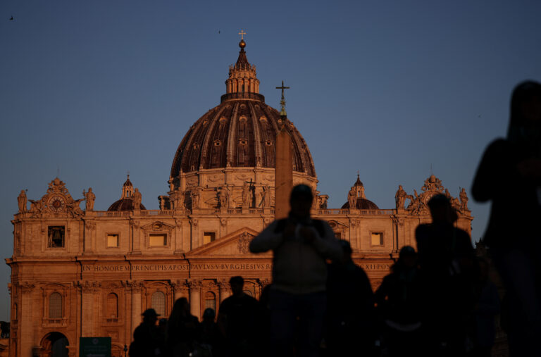 Italienii joacă ‘Fantapapa’, în timp ce lumea pariază pe viitorul papă