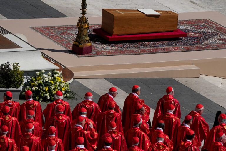 Mii de oameni la funeraliile Papei Francisc; un cardinal spune că moștenirea sa trebuie să dăinuie