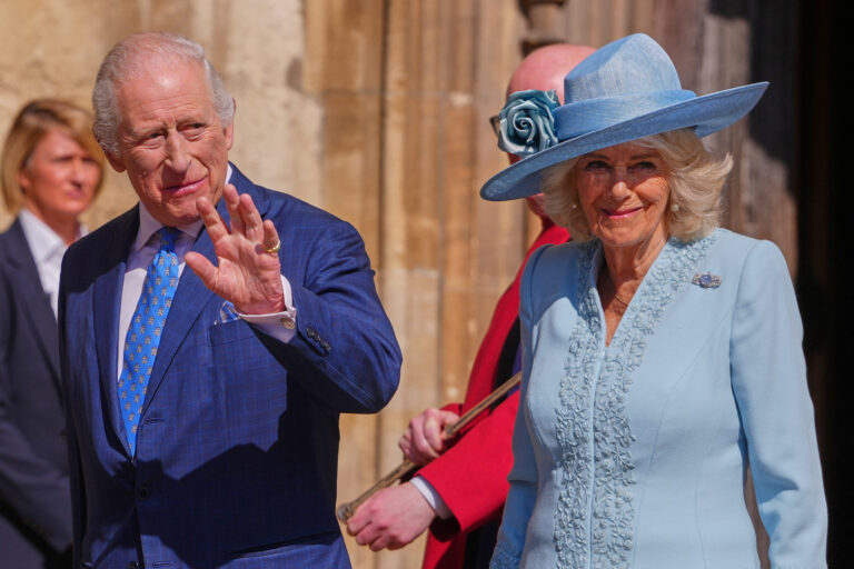 Regele Charles și Regina Camilla salută mulțimile după slujba de Paște