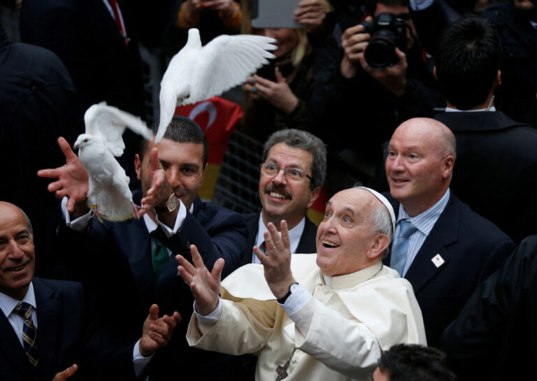 UPDATE 2: FACTBOX – Papa Francisc: Momente-cheie din viața sa (VIDEO)
