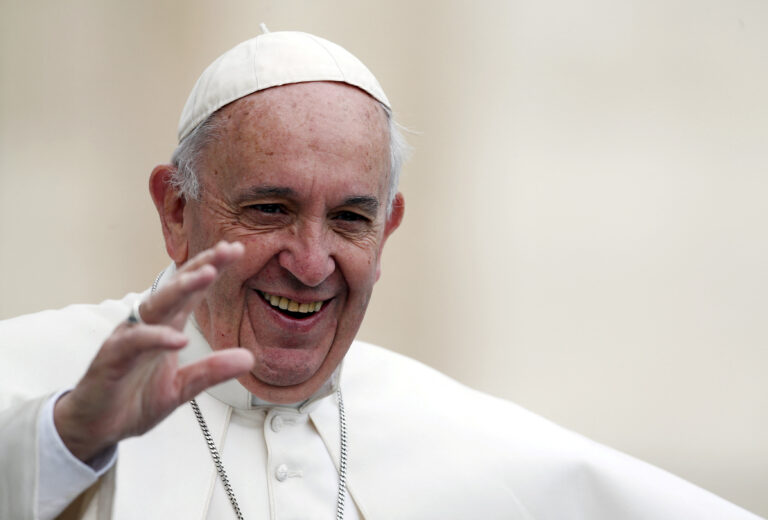 UPDATE: Papa Francisc a zguduit Biserica prin simplitate, stârnind mânia conservatorilor (video)