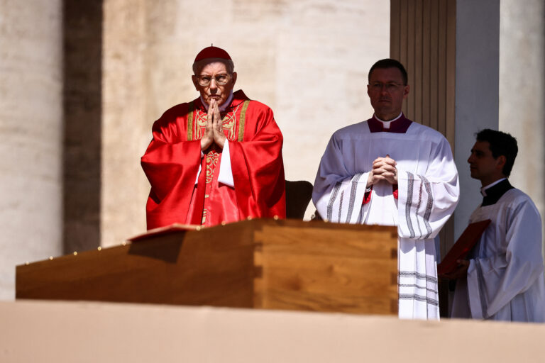 Predica de la înmormântarea cardinalului subliniază apelul papei către Trump de a „construi punți, nu ziduri”