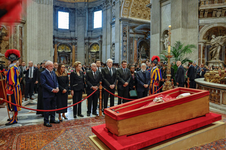 Regalități și președinți se vor alătura mulțimii îndoliate la funeraliile Papei Francisc de azi