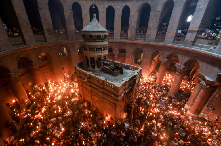 Ceremonia Focului Sfânt la Biserica Sfântului Mormânt din Orașul Vechi al Ierusalimului