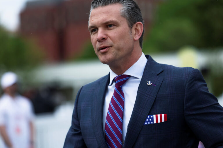 Trump îl susține pe Hegseth după ce planurile de atac au fost distribuite într-un al doilea chat pe Signal