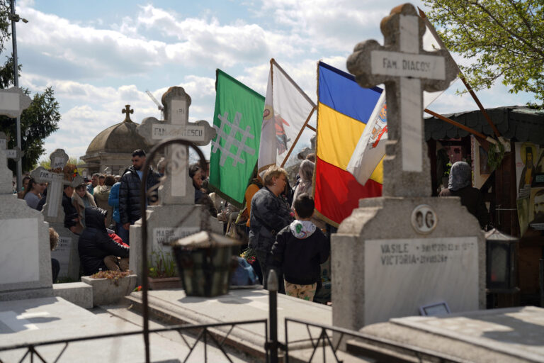 Românii cochetează cu simbolismul de extremă dreapta înainte de alegeri