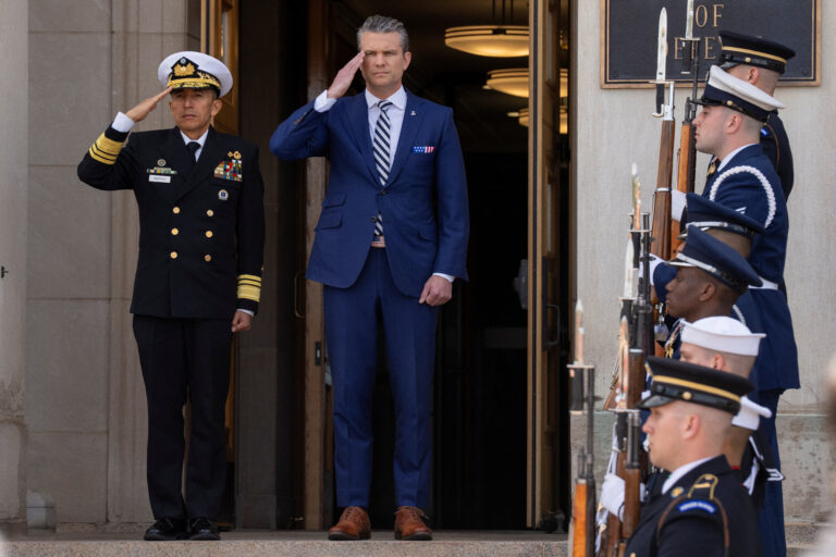 Șeful Pentagonului Hegseth ar fi împărtășit planuri sensibile privind războiul din Yemen într-un al doilea chat pe Signal