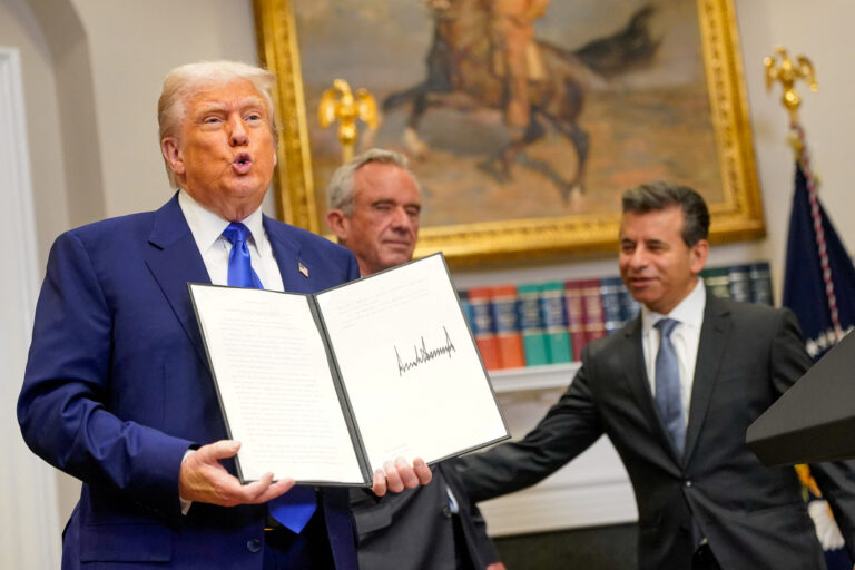 Trump semnează un ordin executiv pentru a obliga industria farmaceutică să reducă prețurile