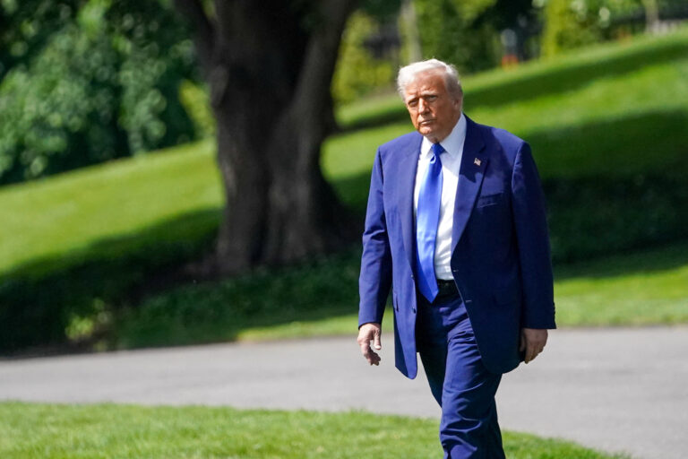 Trump spune că ar fi „prostesc” să nu accepte cadoul din Qatar, un avion Boing 747