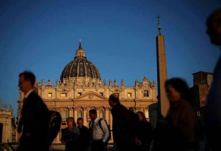 Moartea Papei și tăierile de ajutor din SUA complică planurile Vaticanului pentru reducerea datoriilor