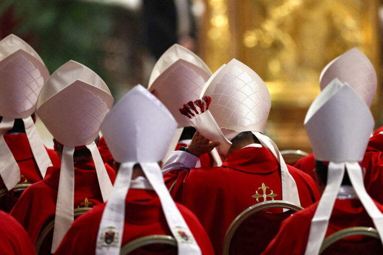 Cardinalii speră la un conclav rapid pentru alegerea noului papă, sub privirea lui Michelangelo