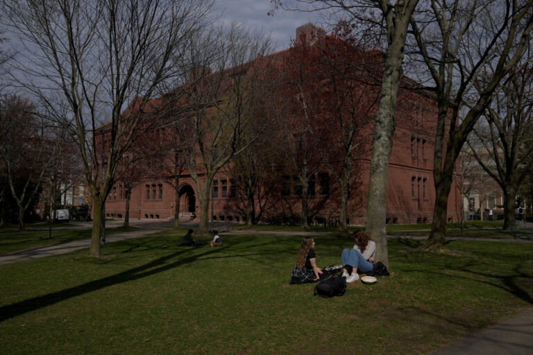 Trump vrea să retragă scutirea de taxe a Universității Harvard