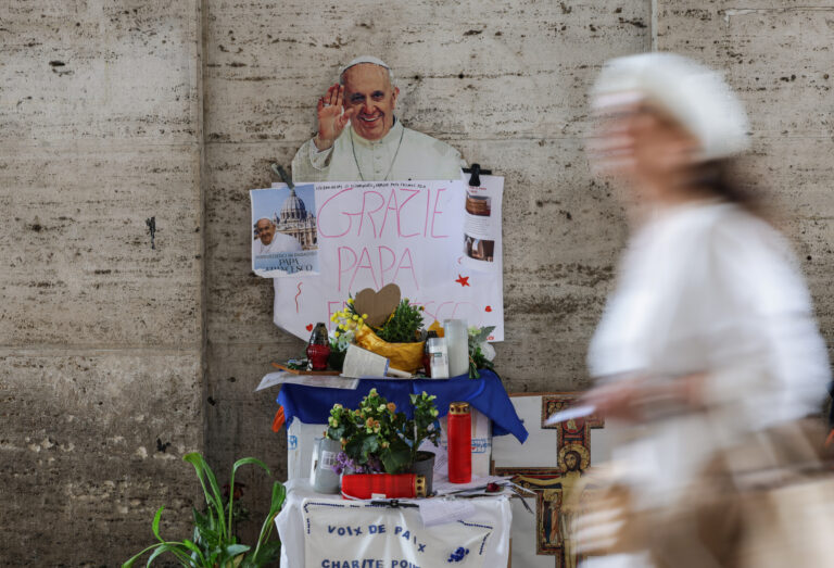 Zvonuri otrăvitoare și fum roz înaintea conclavului: lupta pentru tronul papal se încinge la Vatican