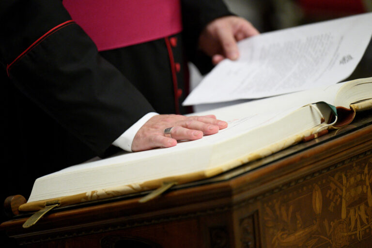 Cardinalii intră în secluziune pentru conclavul secret de alegere a noului papă