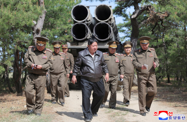 Kim Jong Un supraveghează un test cu rachete și cere pregătire nucleară constantă
