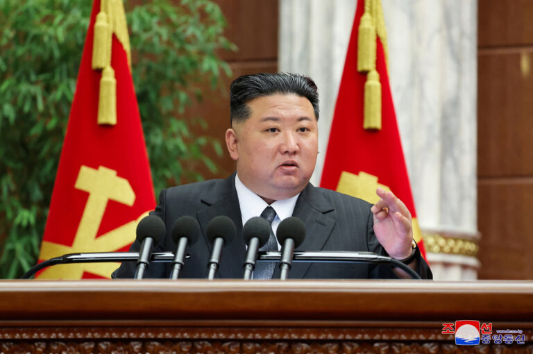 Kim Jong Un vizitează ambasada Rusiei în Coreea de Nord, în timp ce generalii nord-coreeni se întâlnesc cu Putin