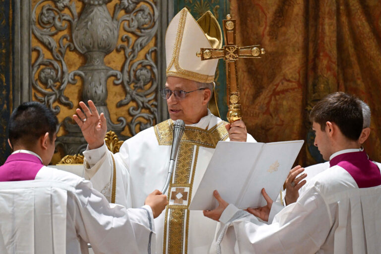 Noul Papă Leon al XIV-lea, la prima slujbă, vrea ca Biserica să fie un far de lumină