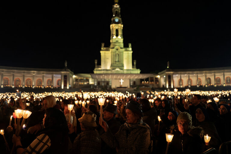 Sute de mii de credincioși s-au rugat la Fátima pentru Papa Leo XIV și pentru pacea în lume