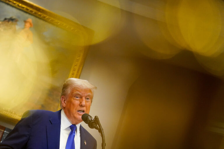 Trump începe vizita în Golful Persic în căutarea unor mari acorduri economice