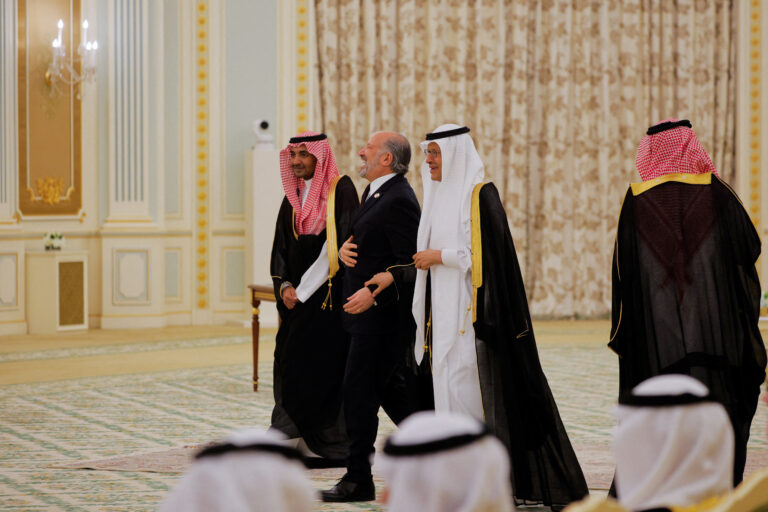 Trump anunță ridicarea sancțiunilor pentru Siria și încheie un acord de investiții de 600 de miliarde de dolari cu Arabia Saudită