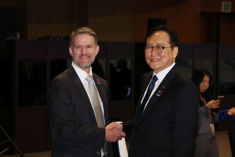 APEC avertizează privind impactul tarifelor asupra comerțului, în contextul întâlnirii SUA–China
