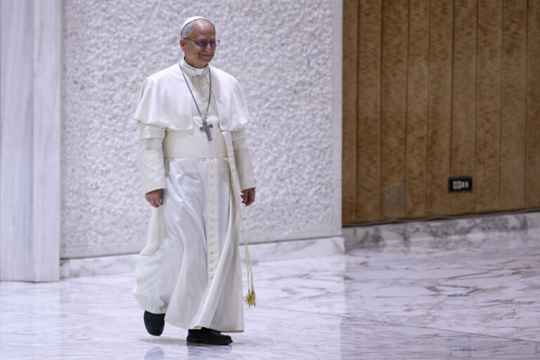 Papa Leo cere respect pentru migranți, contrazicând viziunea lui Trump