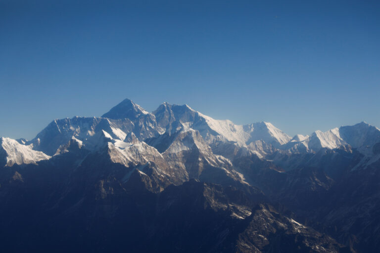 Britanicii devin primii care escaladează Muntele Everest cu ajutorul gazului Xenon