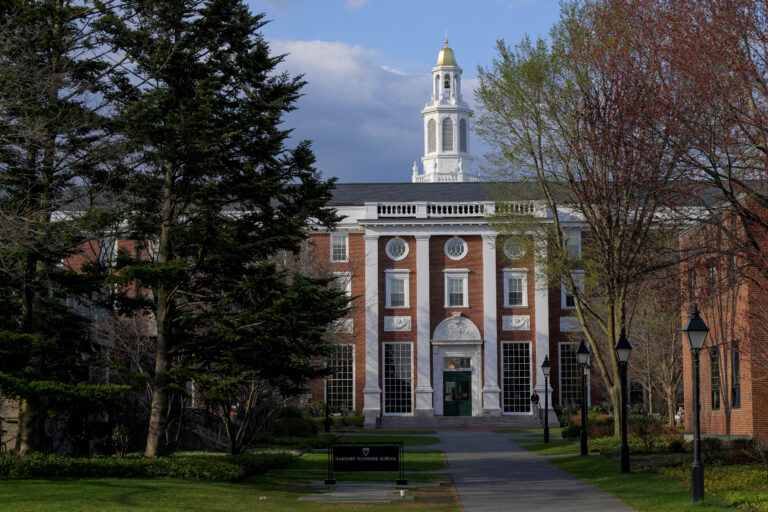 Studenții străini de la Harvard, în incertitudine după ce administrația Trump le-a revocat înscrierea