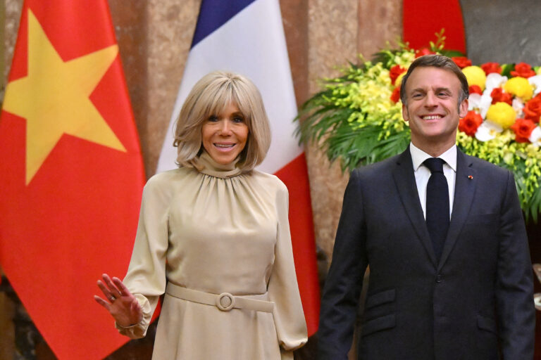 Moment tensionat între Emmanuel și Brigitte Macron la sosirea în Vietnam