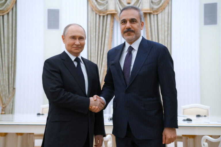 Putin și ministrul de externe al Turciei discută despre eforturile de pace în Ucraina