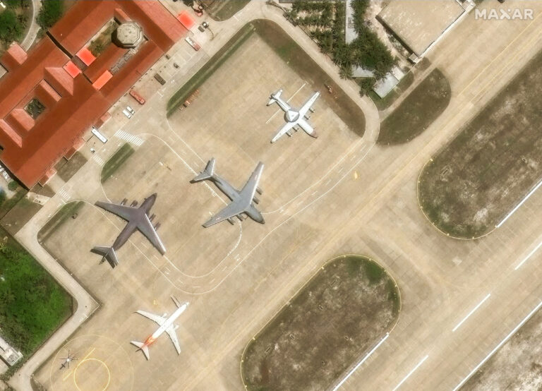 Exclusiv: Cele mai avansate bombardiere ale Chinei, observate pe o insulă disputată din Marea Chinei de Sud