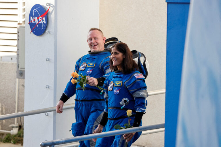 Astronauții NASA Butch Wilmore și Suni Williams ies din perioada de recuperare după misiunea lungă Starliner
