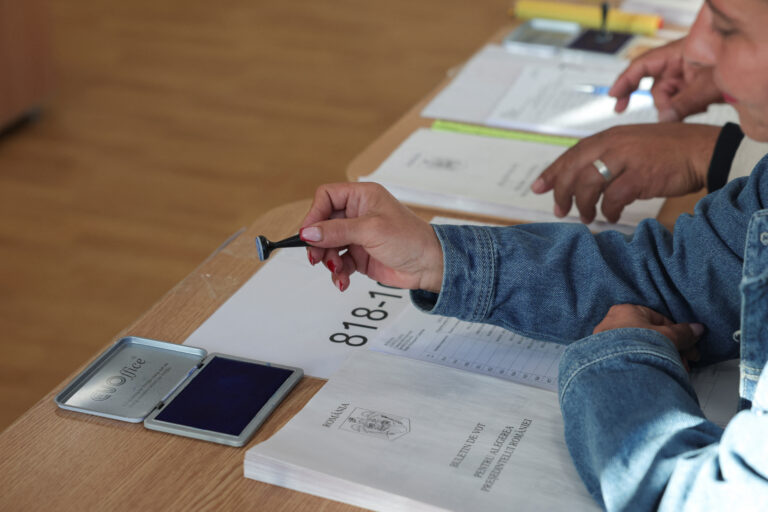 Alegeri UPDATE 2: Exit poll-ul de la ora 13 arată o luptă strânsă între primii patru candidați