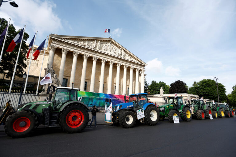 Fermierii francezi aduc tractoare la Paris pentru a cere reguli mai permisive
