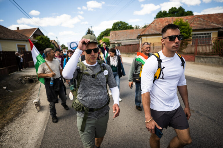 Liderul opoziției maghiare, Magyar, merge pe jos până în România pentru a-i atrage pe etnicii maghiari