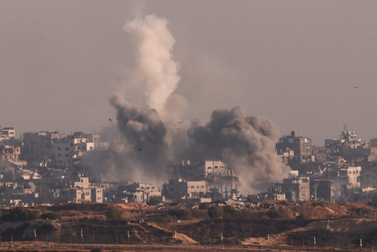 Loviturile israeliene ucid 23 de persoane în Gaza, inclusiv un oficial al serviciilor de salvare și un jurnalist local
